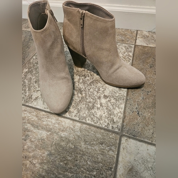 Old Navy Shoes - OLD NAVY FAUX SUEDE LIGHT TAUPE HEELED ANKLE BOOTIE SIZE 7